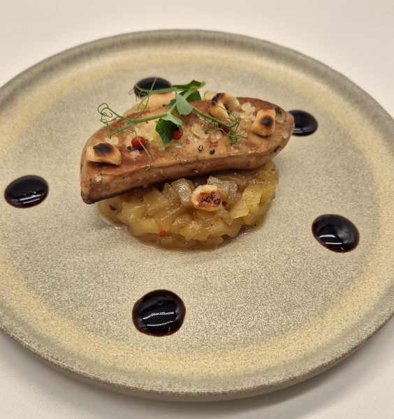 Entrée : Foie gras poêlé sur son lit de pommes et poires flambées 