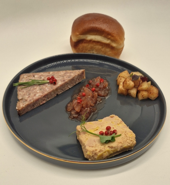 Entrée : Foie gras maison, terrine de gibier, confit d'oignons, pomme  poire au calvados et pain brioché