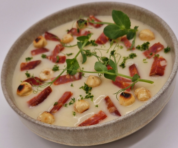 Potage : Crème de chou fleur, chorizo et noisettes