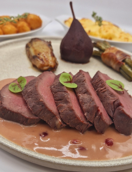 Plat : Filet de biche de nos Ardennes, sauce aux airelles et Porto