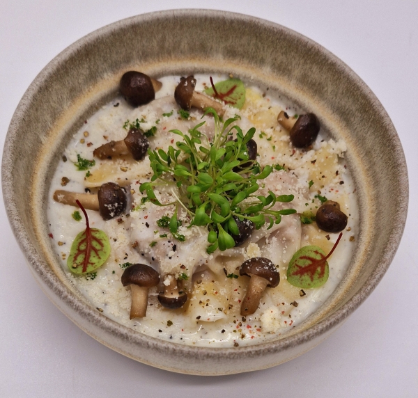 Entrée :  Ravioles de veau sauce truffé au parmesan et champignons